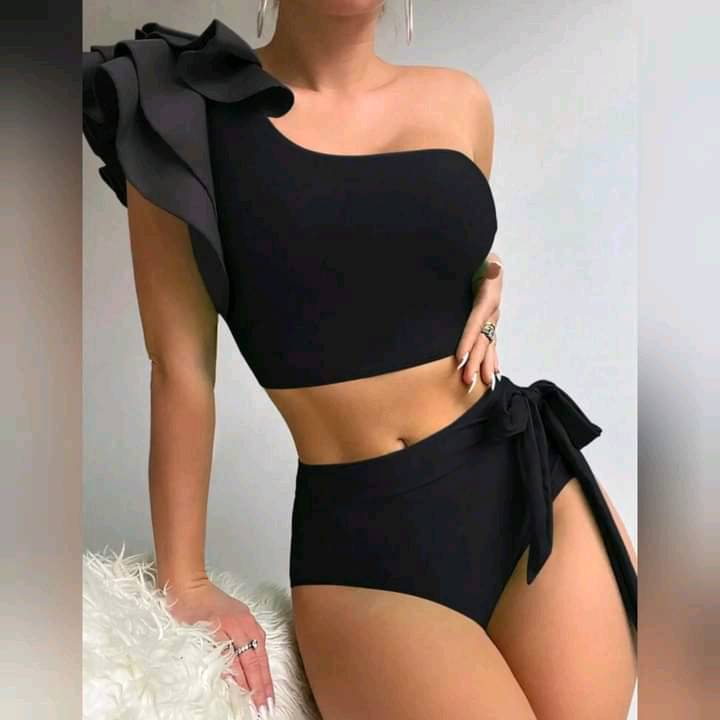 Traje de Baño de 2 Piezas de Un Hombro Descubierto y Ribete fruncido 