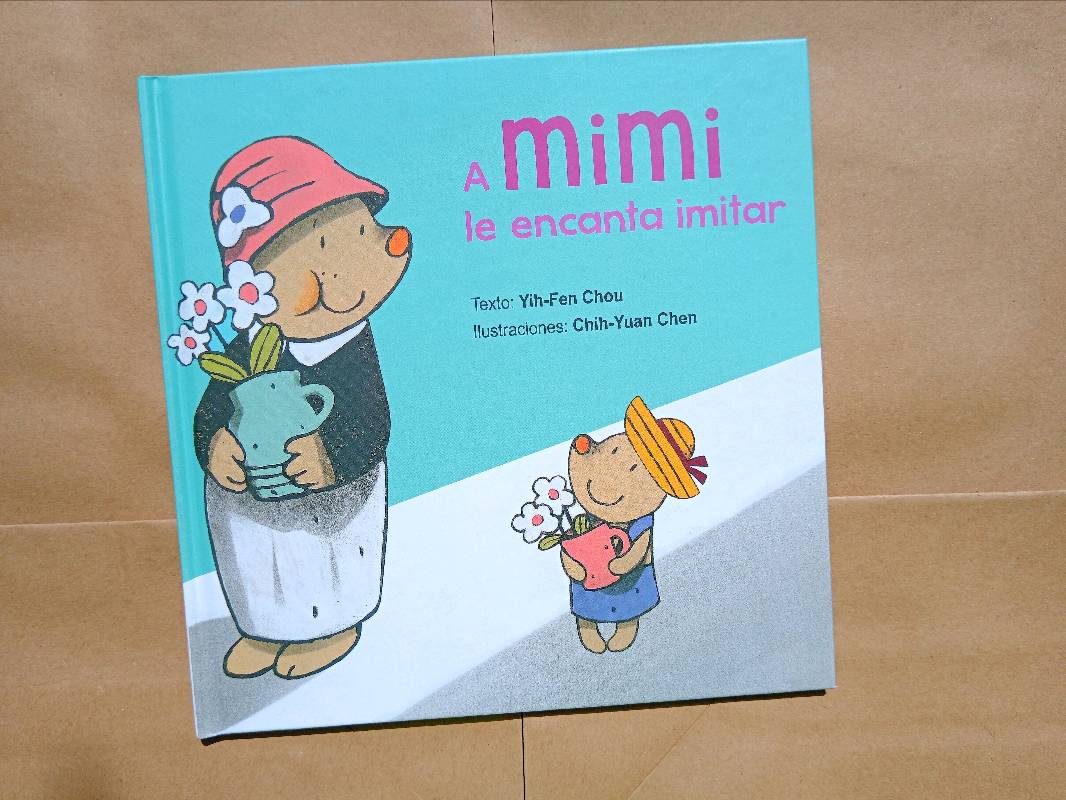 A Mimi le encanta imitar 