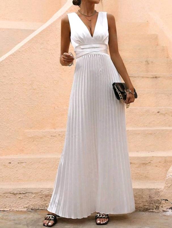 Vestido blanco con cuello en V y tablones