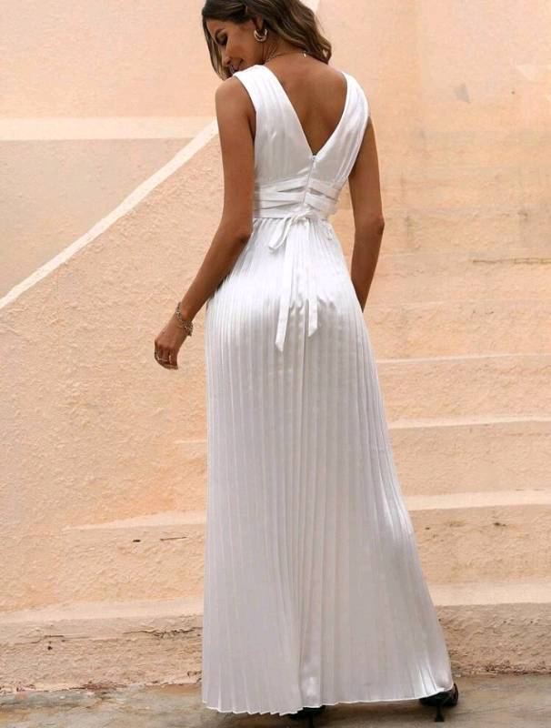 Vestido blanco con cuello en V y tablones