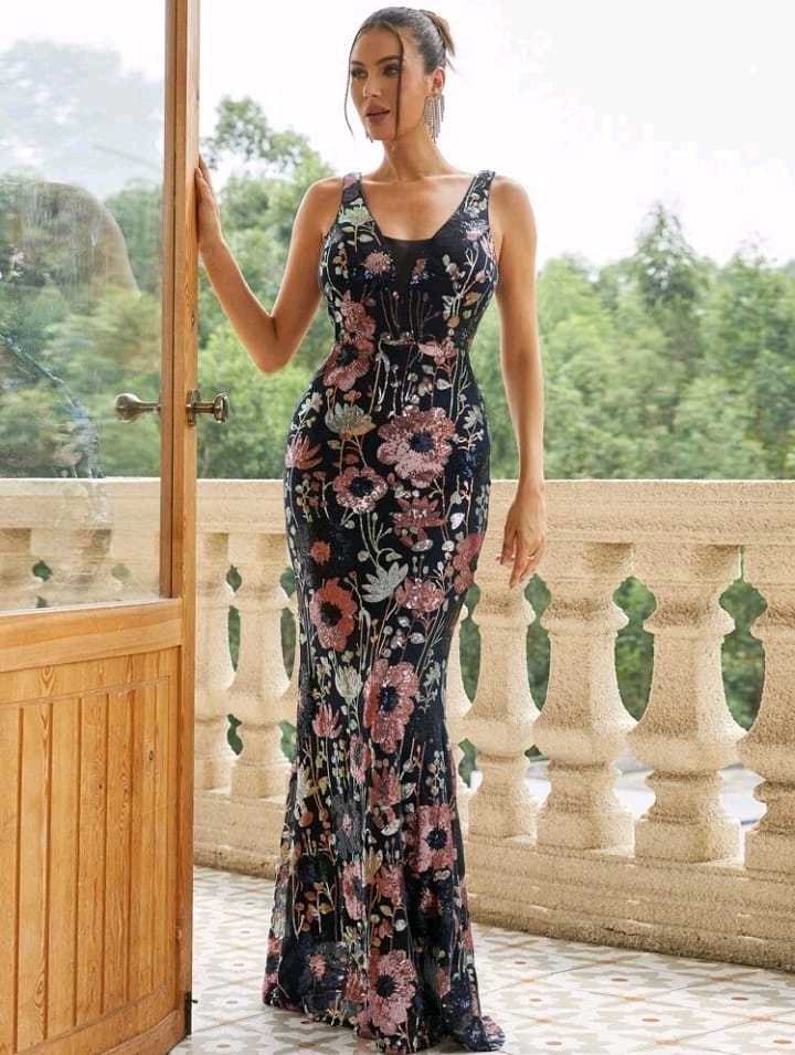 Vestido negro con lentejuelas de colores tipo sirena