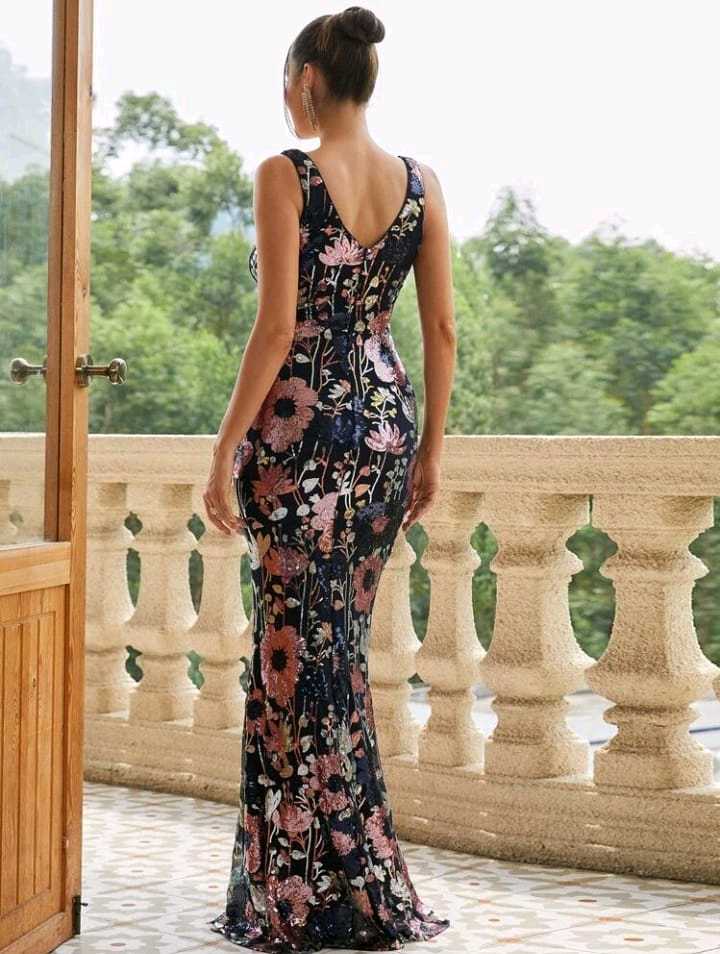 Vestido negro con lentejuelas de colores tipo sirena