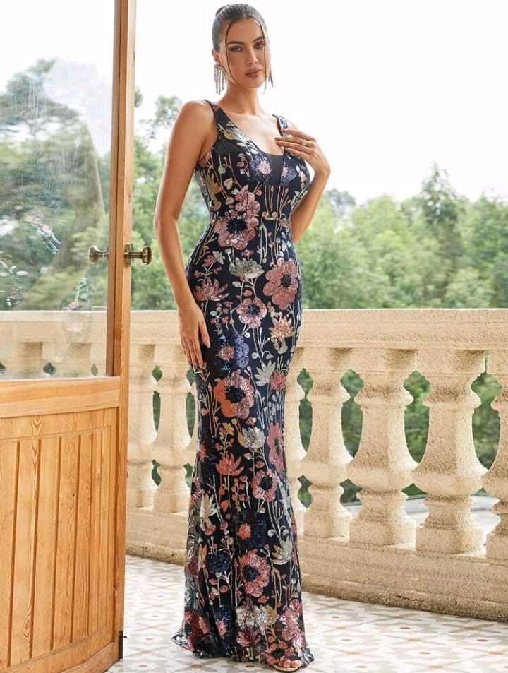 Vestido negro con lentejuelas de colores tipo sirena