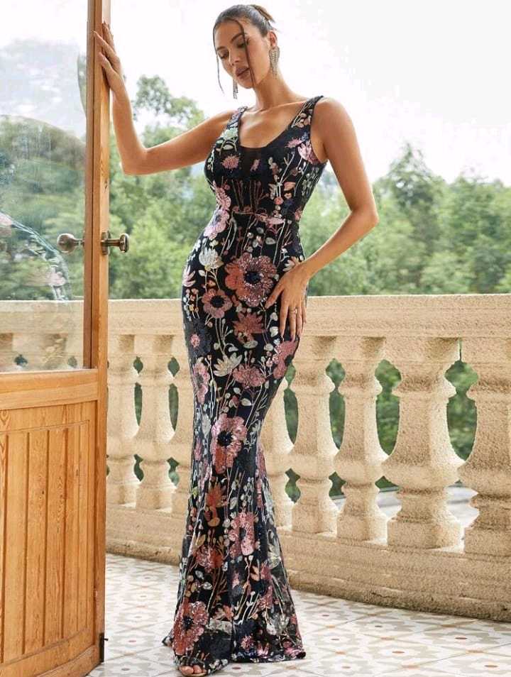 Vestido negro con lentejuelas de colores tipo sirena