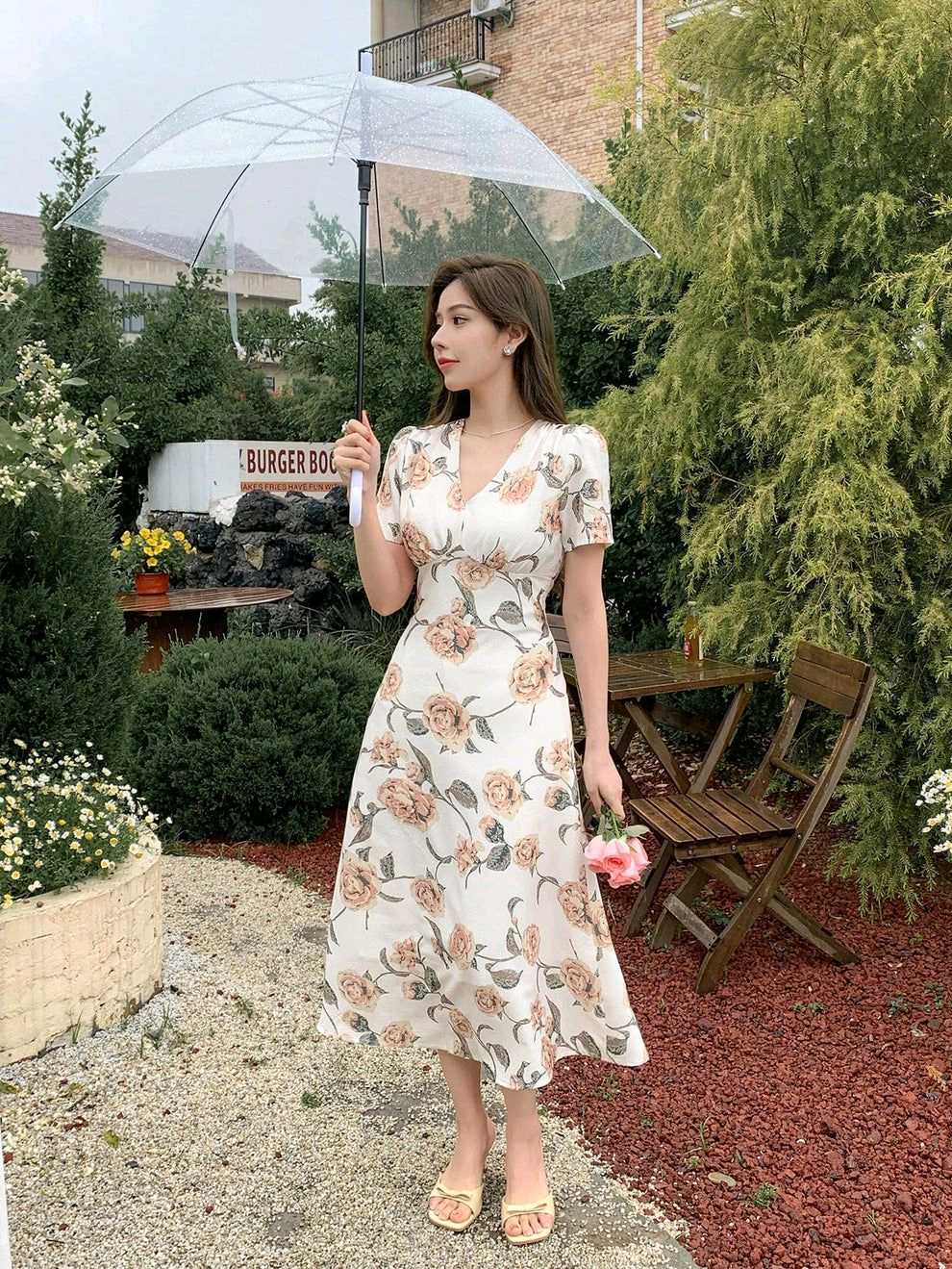 Vestido estampado floral claro con manga corta 