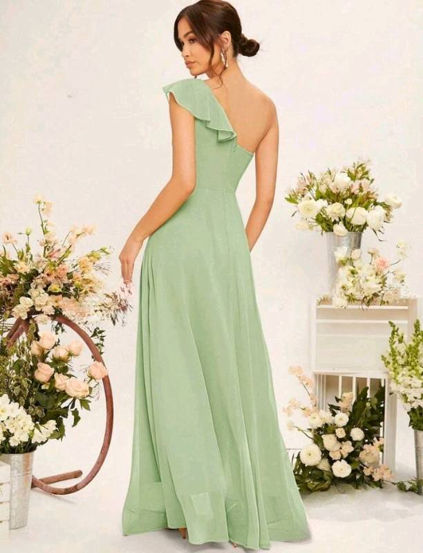 Vestido verde menta chifón de un hombro