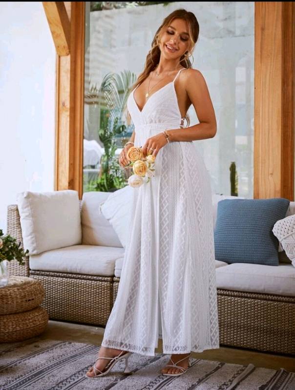 Vestido blanco con espalda descubierta y tiras cruzadas