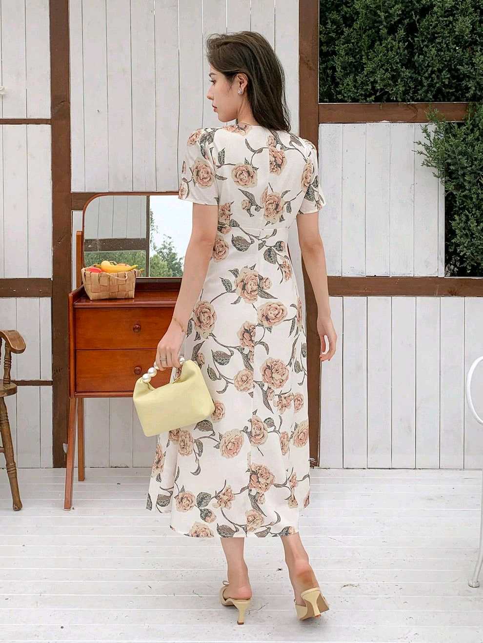 Vestido estampado floral claro con manga corta 