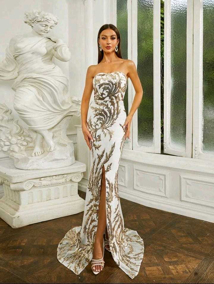 Vestido blanco con lentejuelas de tiras y abertura