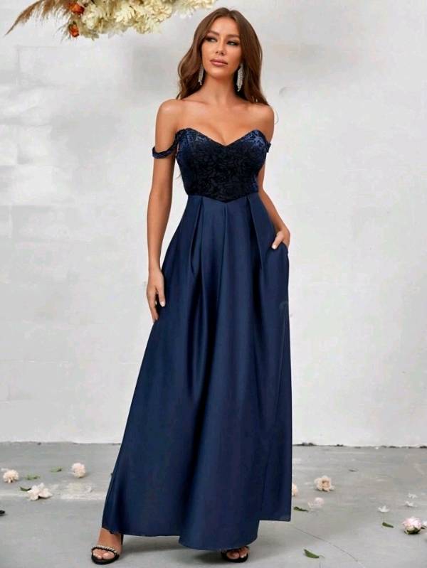 Vestido azul marino con encaje y tiras