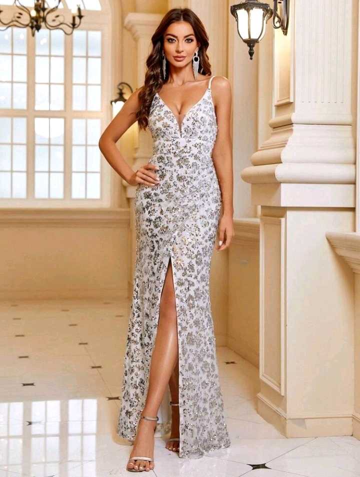 Vestido blanco con lentejuelas de tiras y abertura