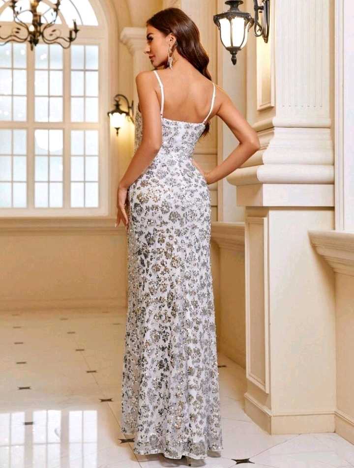 Vestido blanco con lentejuelas de tiras y abertura