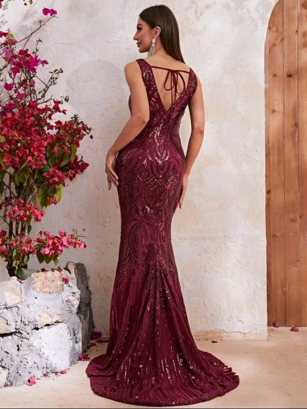 Vestido rojo burdeos con lentejuelas tipo sirena con tira en espalda