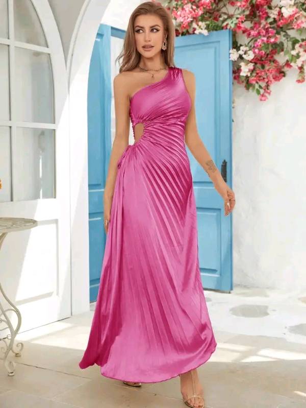 Vestido fucsia satinado con tablones de un hombro