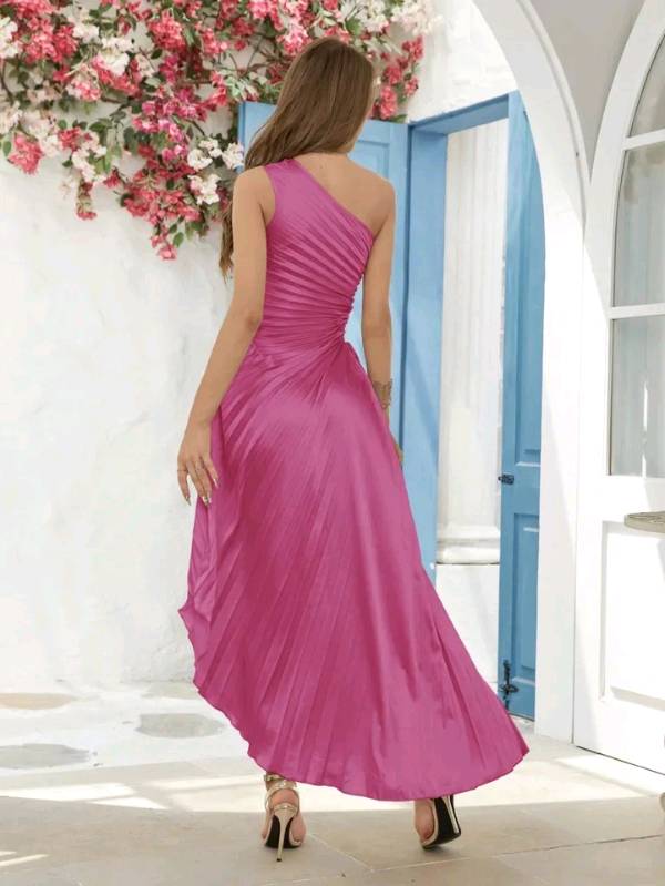 Vestido fucsia satinado con tablones de un hombro