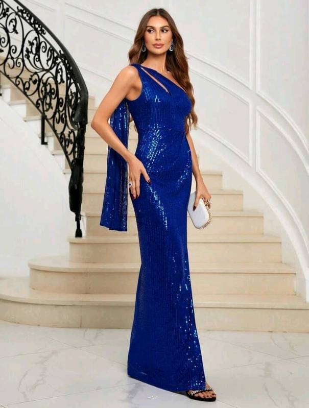 Vestido azul real con lentejuelas con capa y abertura