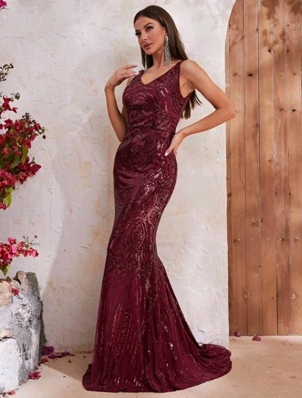 Vestido rojo burdeos con lentejuelas tipo sirena con tira en espalda