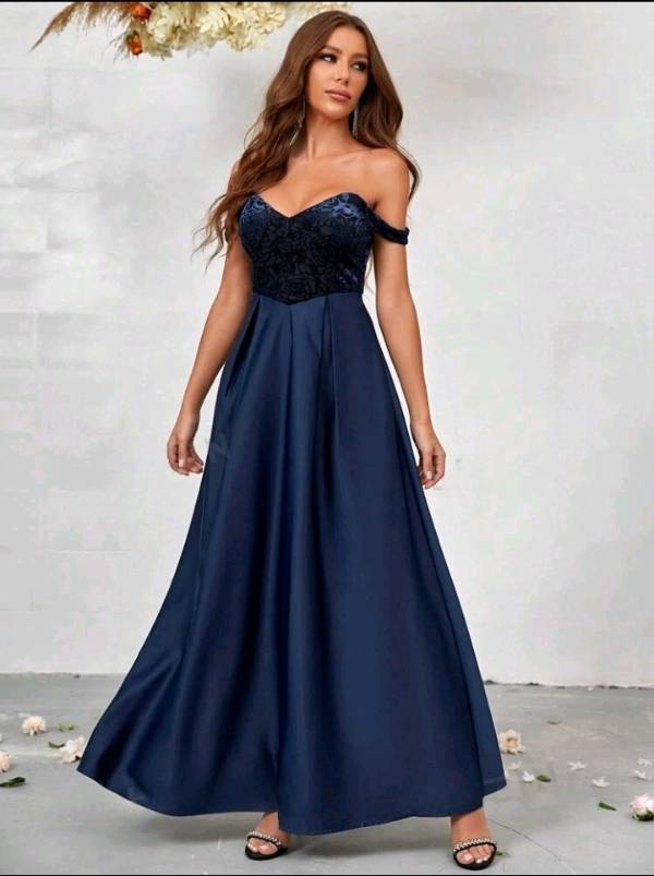 Vestido azul marino con encaje y tiras