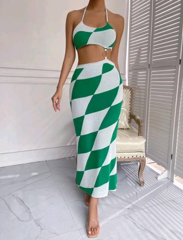 Vestido blanco y verde de punto, con patrones geométricos