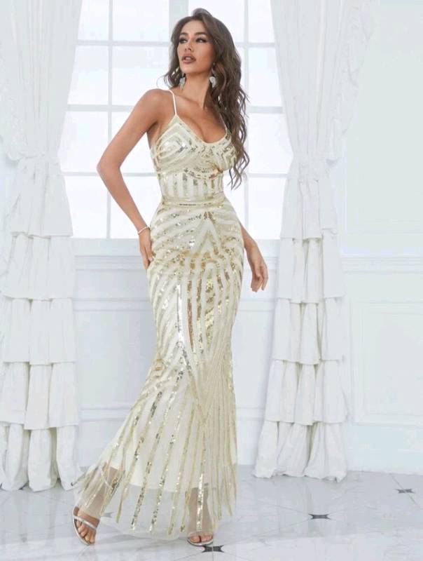 Vestido dorado de lentejuelas con espalda abierta y cordón 