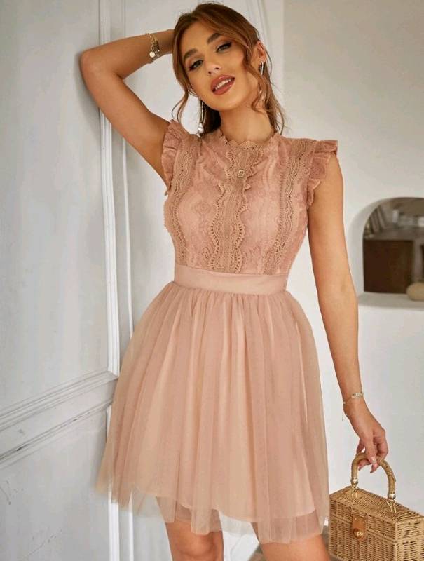 Vestido corto de encaje y tul rosa vieja