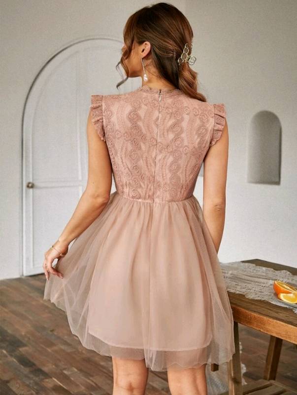 Vestido corto de encaje y tul rosa vieja