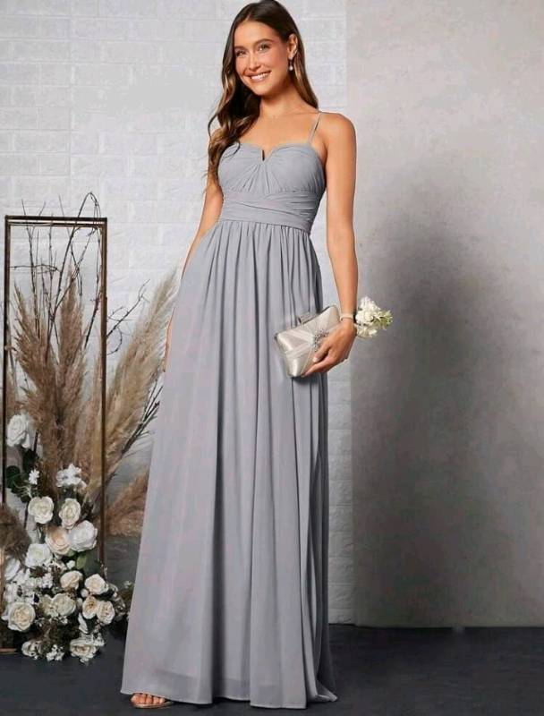 Vestido gris con tiras y fruncido