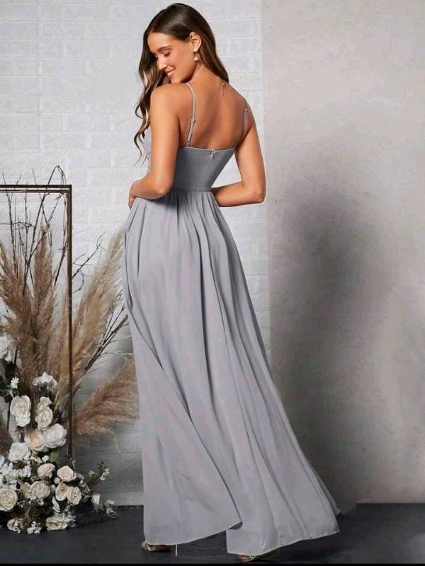 Vestido gris con tiras y fruncido