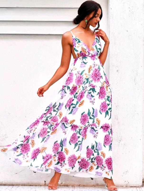 Vestido estampado floral claro con fruncido y espalda abierta 