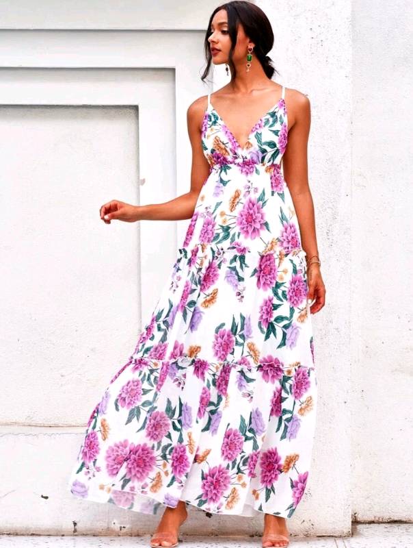 Vestido estampado floral claro con fruncido y espalda abierta 