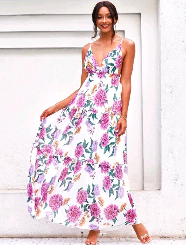 Vestido estampado floral claro con fruncido y espalda abierta 