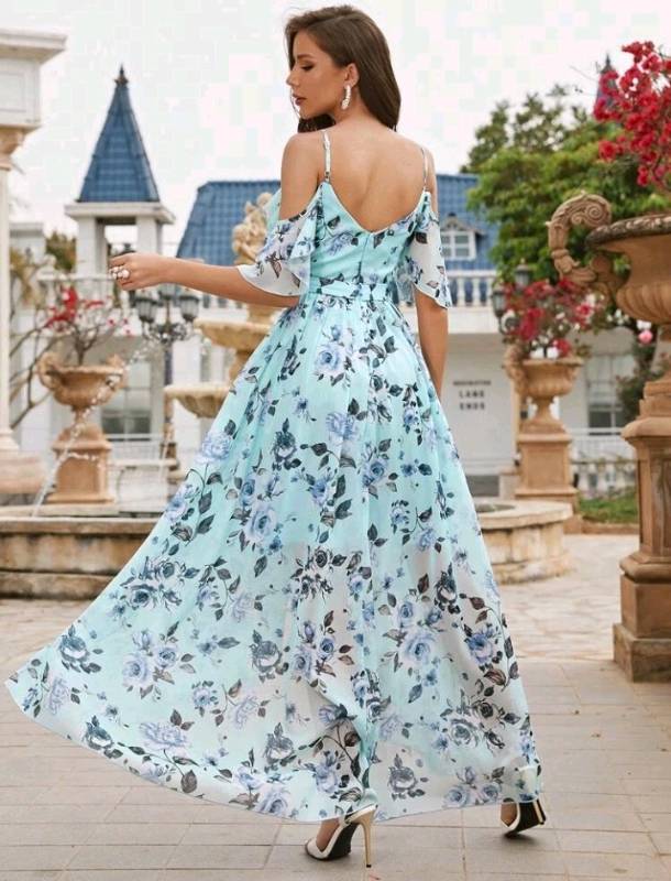 Vestido estampado floral celeste asimétrico con tiras y mangas caídas