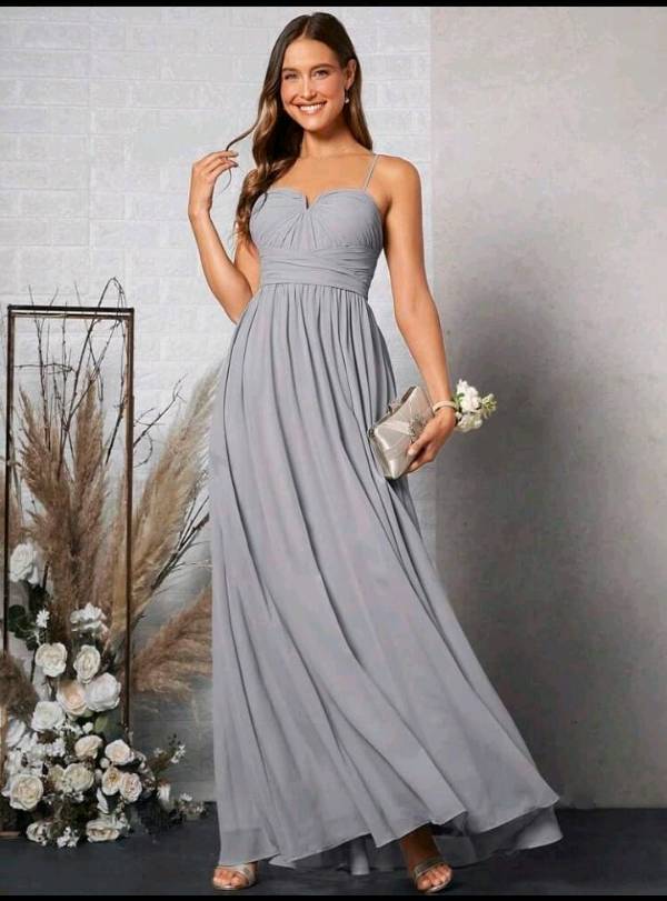 Vestido gris con tiras y fruncido