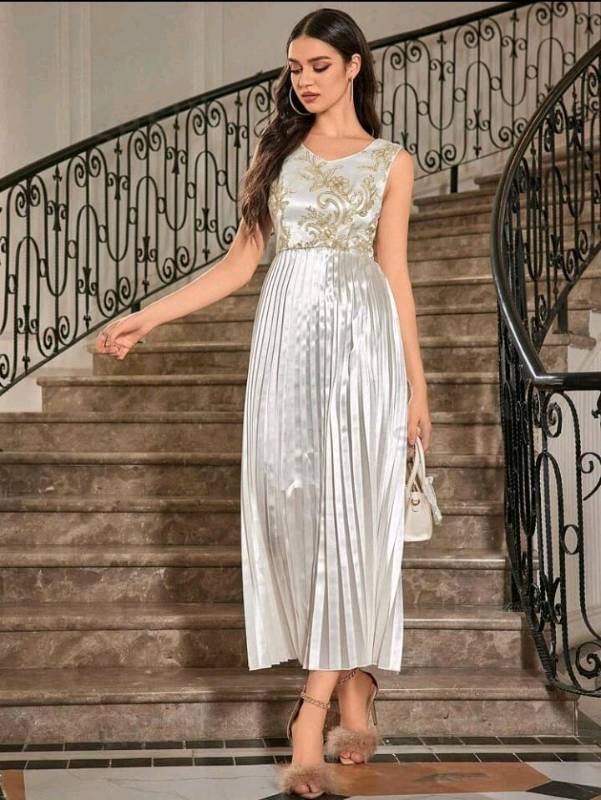 Vestido blanco con encaje dorado y tablones