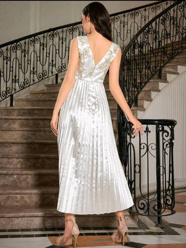 Vestido blanco con encaje dorado y tablones