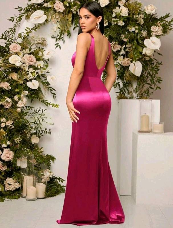 Vestido fucsia satinado con abertura