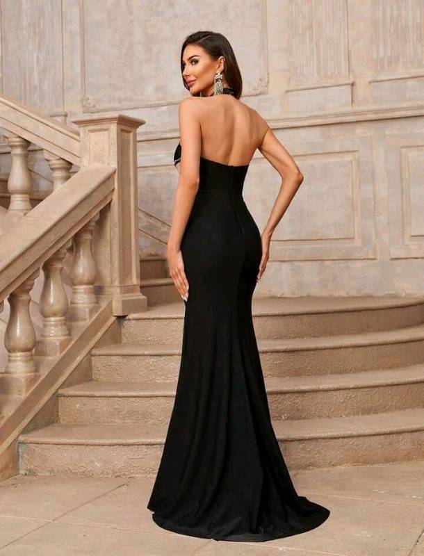 Vestido negro ajustado con apliques plateados y malla