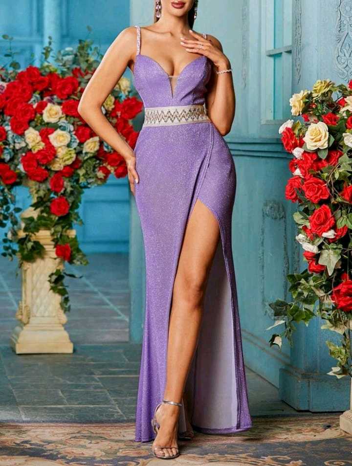 Vestido morado ajustado con apliques plateados de espalda descubierta y abertura