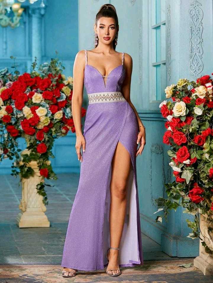 Vestido morado ajustado con apliques plateados de espalda descubierta y abertura