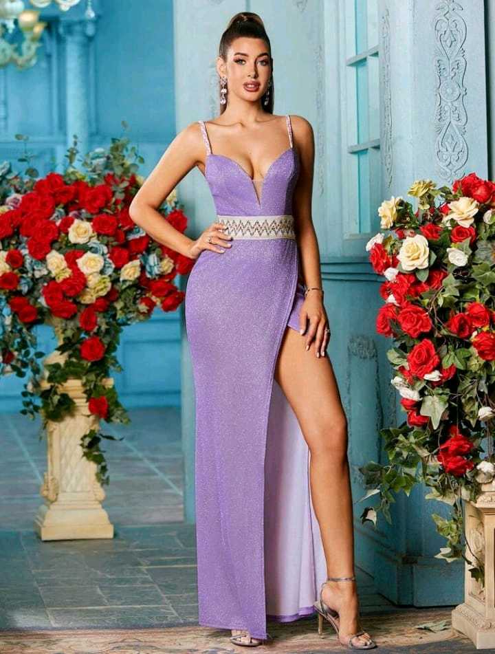 Vestido morado ajustado con apliques plateados de espalda descubierta y abertura