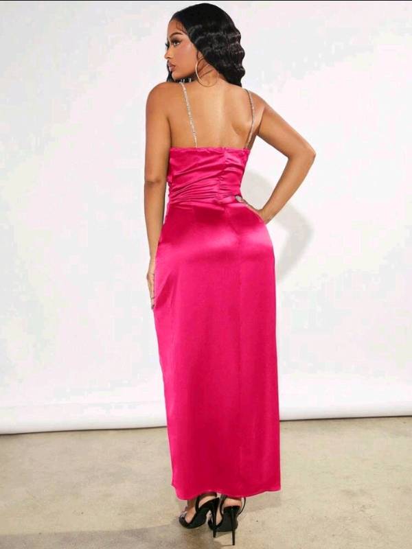 Vestido rosa fucsia satinado con tiras doradas