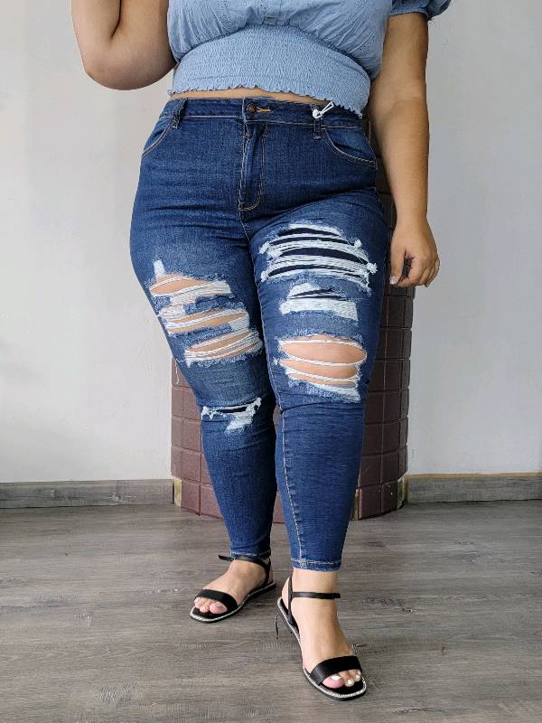 90249 - Jeans Dark Skinny con rotos varios y parche en detalle 