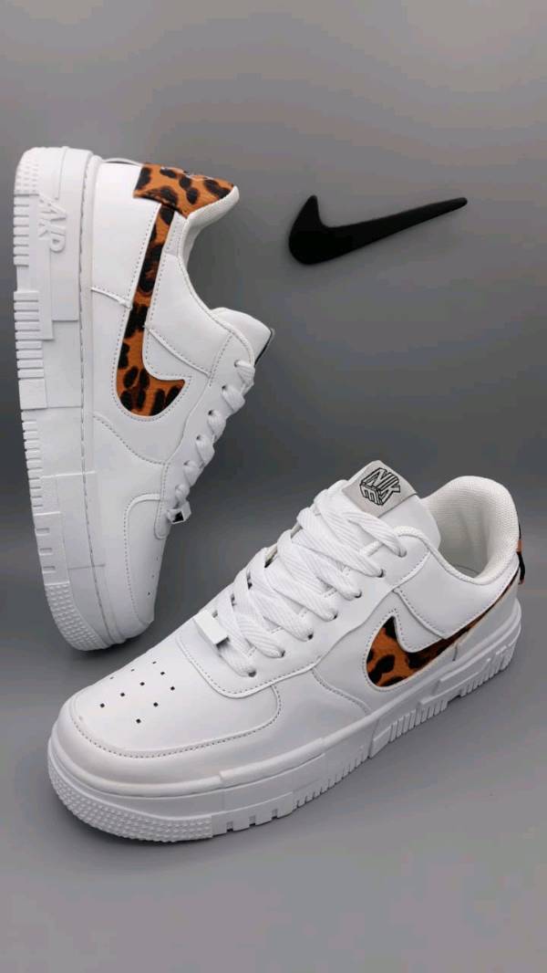 Air one blanco, logo café con negras en