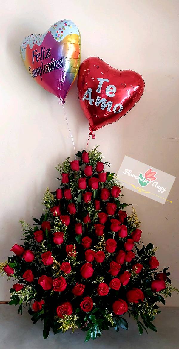 Arreglo con 60 rosas y globos en Gómez Palacio