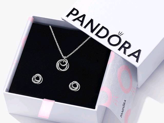 Set Pandora Aretes y Cadena