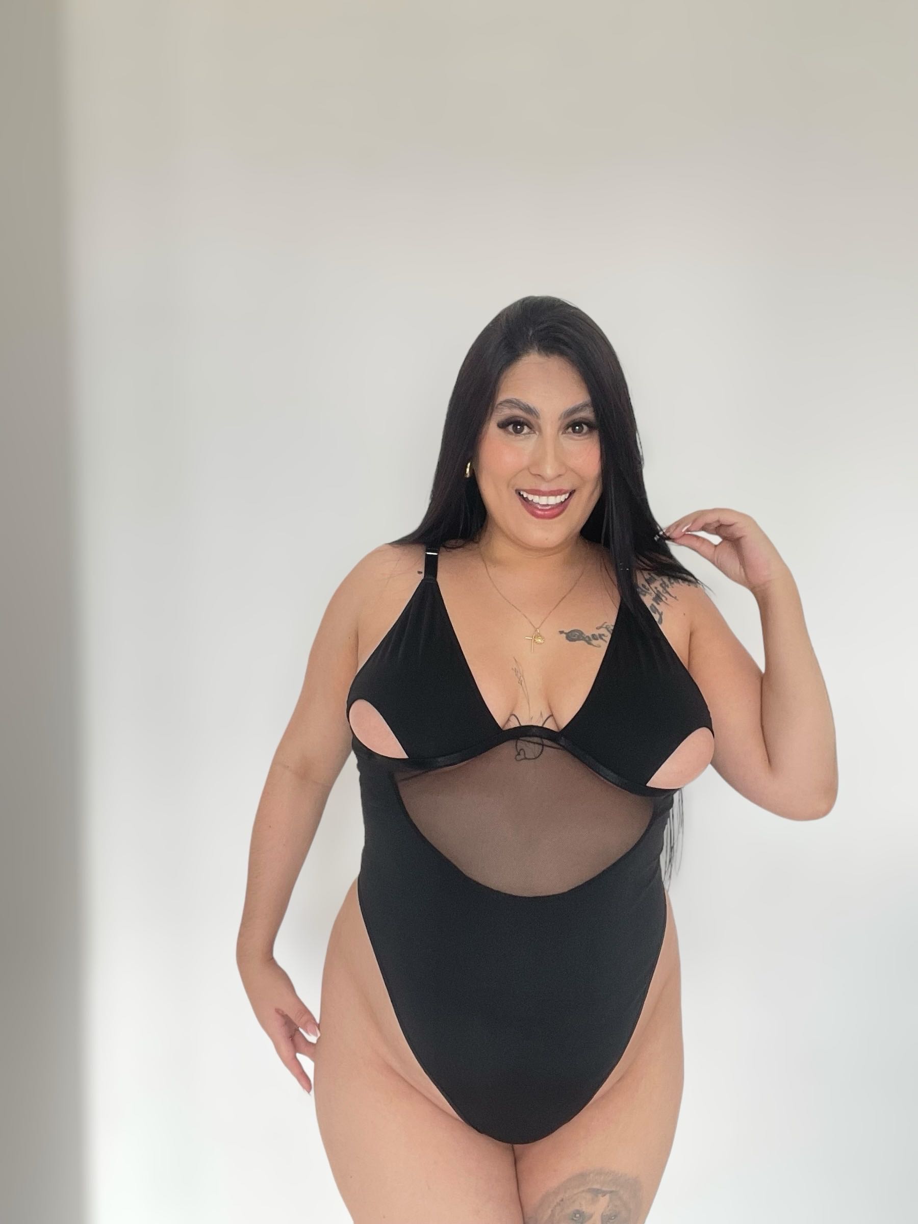 Hermoso body con varilla en el busto y abertura 