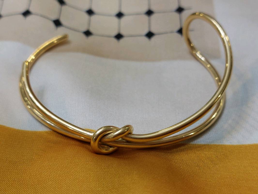 Brazalete con nudo (color oro)