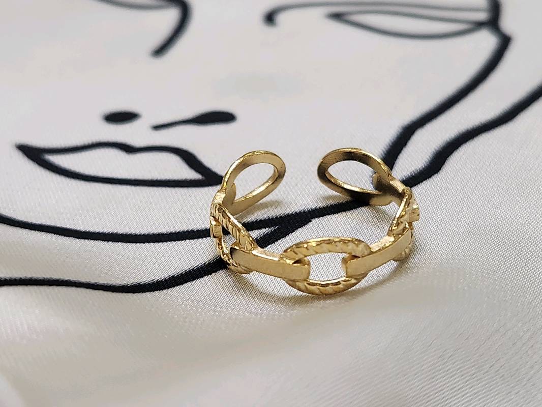 Anillo cadena con relieve (color oro)