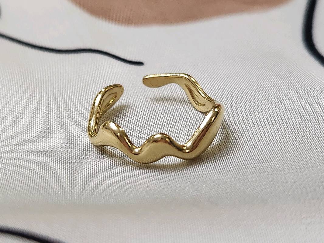 Anillo de ondas abierto (color oro)