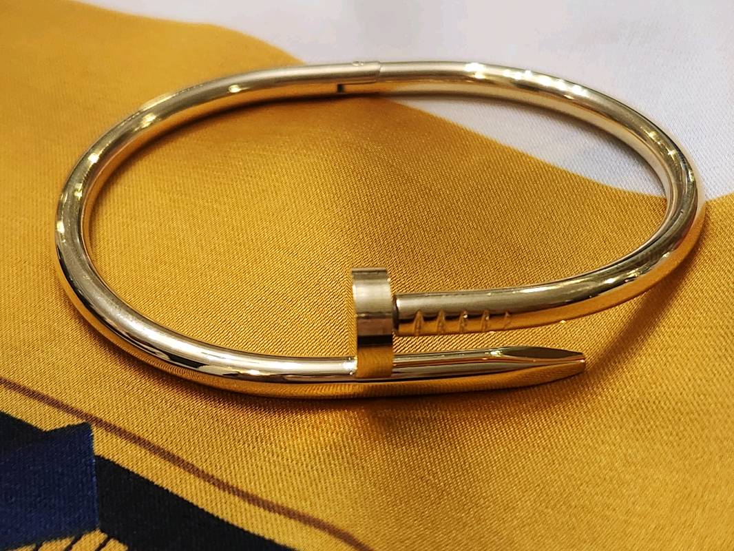 Brazalete tipo clavo (color oro) 